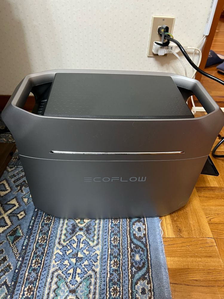 eco flowのDelta3Plusを充電中です。スマホアプリで色々操作できる様です。