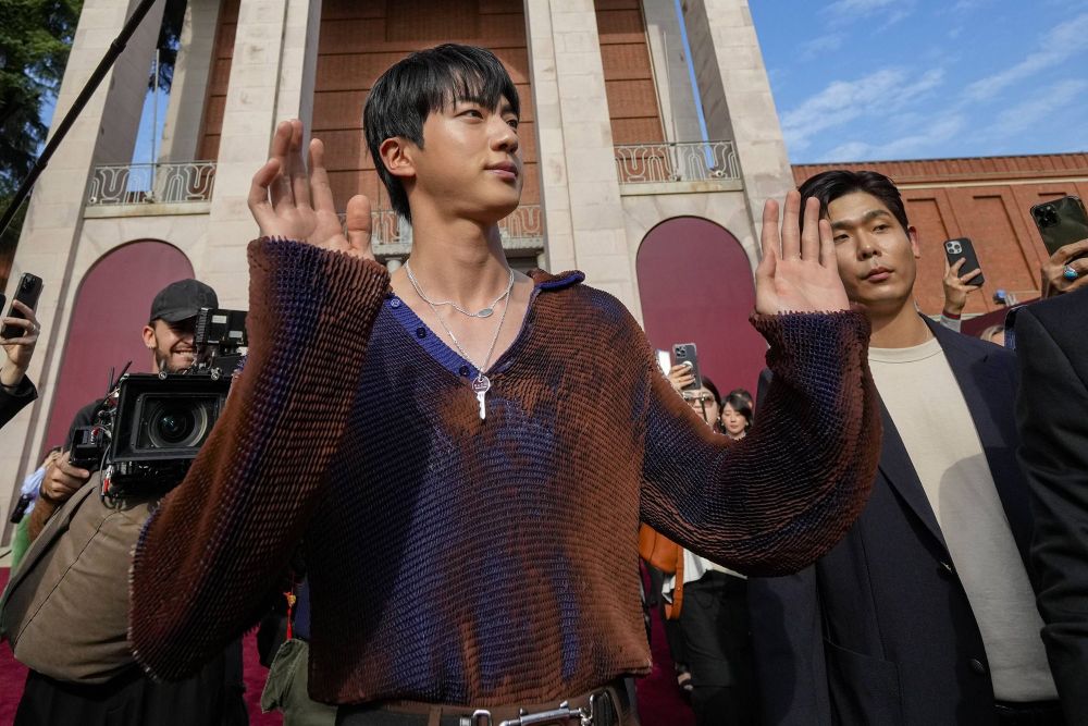 En images : au défilé Gucci, Jin de BTS fait chavirer le cœur de la Fashion week italienne