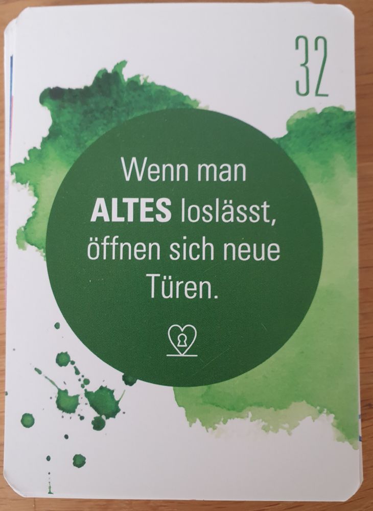 Eine Karte mit dem abgedruckten Text: 
Wenn man Altes loslässt, öffnen sich neue Türen.