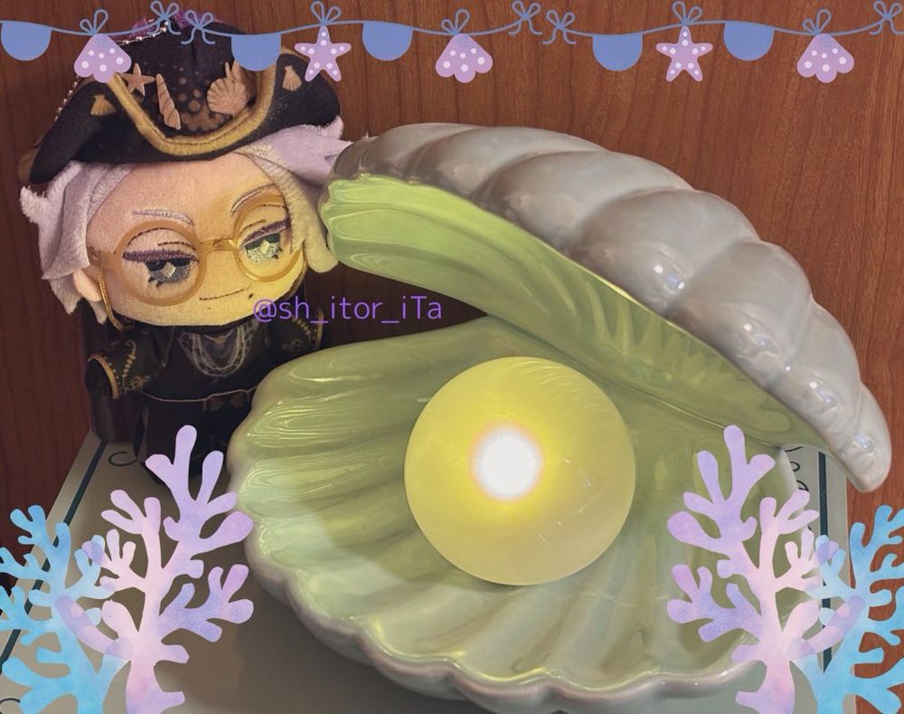 ツイステグロリアスマスカレード衣装のアズールぬいぐるみと二枚貝＆真珠モチーフの卓上ライトの写真