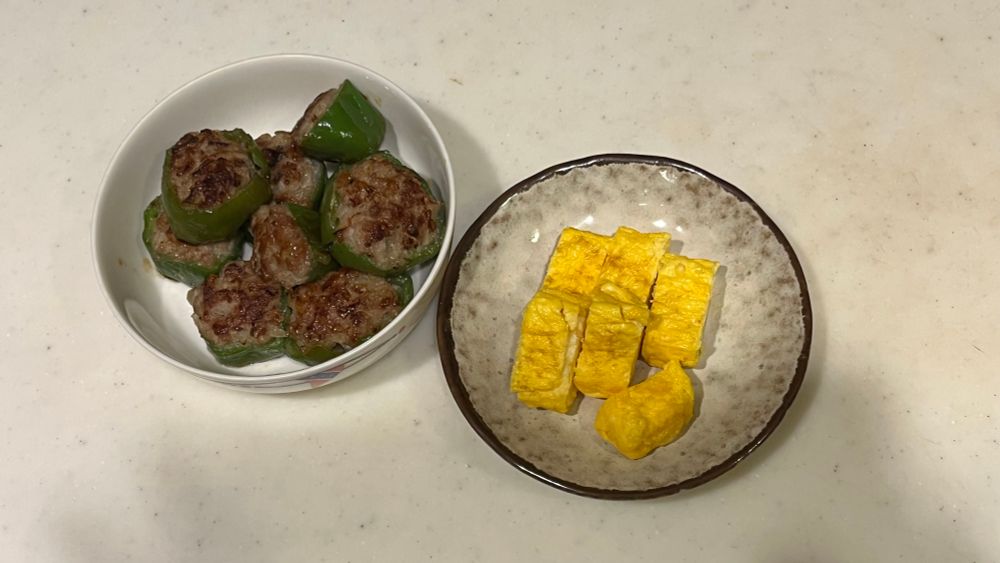 ピーマンの肉詰めと卵焼き