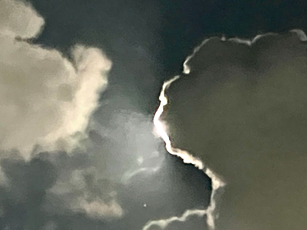 月がちょうど分厚い雲に隠れた夜空。