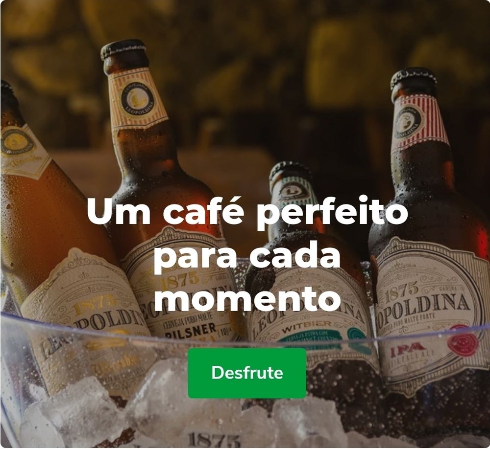 Banner de uma página web com a frase "um café perfeito para cada momento" sobre uma imagem de um balde com garrafas de cerveja gourmet e gelo, e um botão com a palavra "desfrute" 