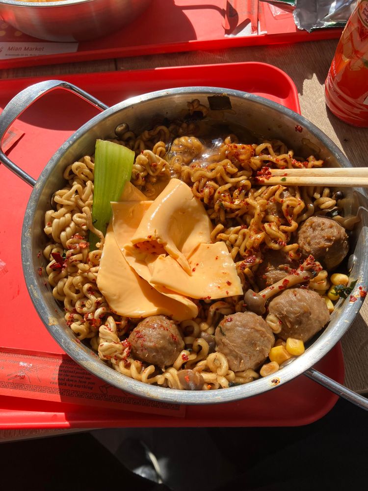 Fertige Ramen (Chapageti+Neoguri) mit Ei, Bok Choi, Fleischbällchen, Mais und Scheiblettenkäse.