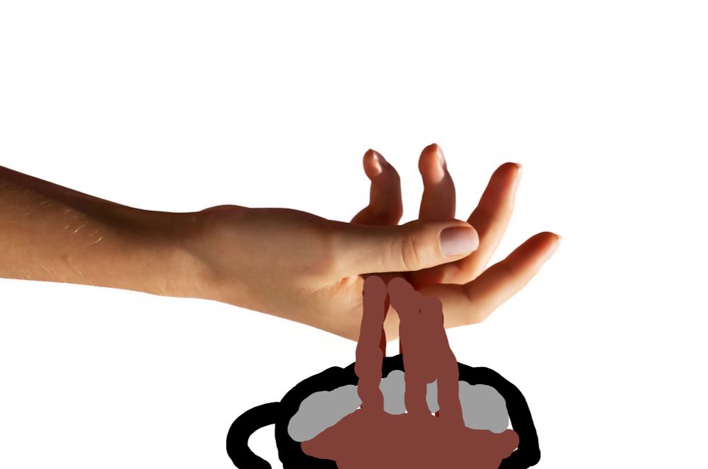 Eine Hand aus der Kaffee in eine Tasse läuft