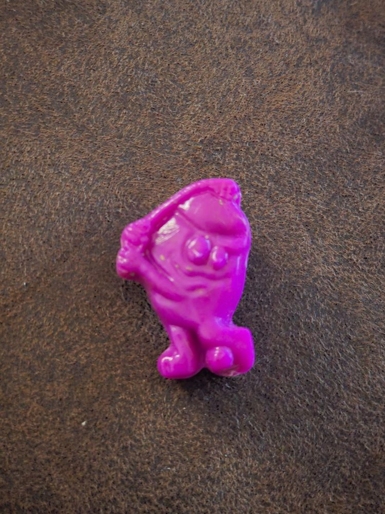 Pinkes Ei mit Capie spiekt Golf