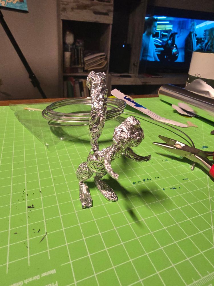 Ein aus Alupapier und Draht geklöppeltes Modell eines Eichhörnchens