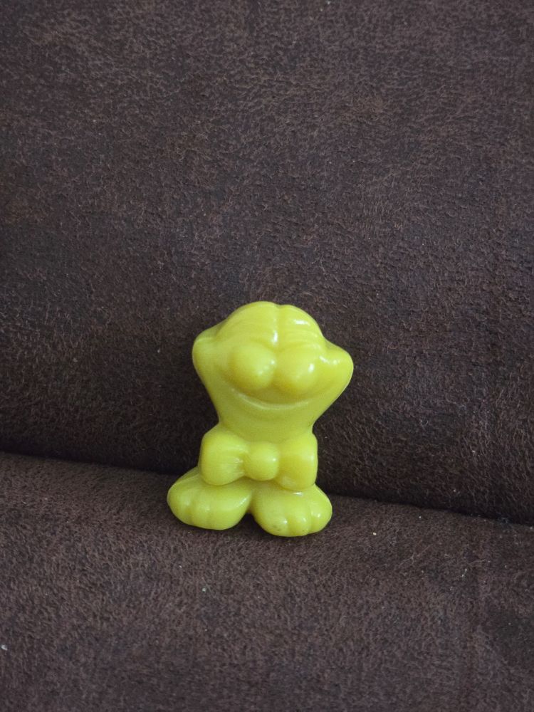 Gelber Gogo mit Mittelscheitel und Fliege