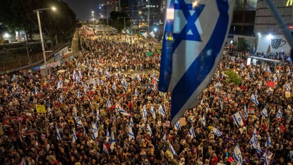 Thousands of Israelis take to streets of Tel Aviv to demand cease-fire and Netanyahu's resignation