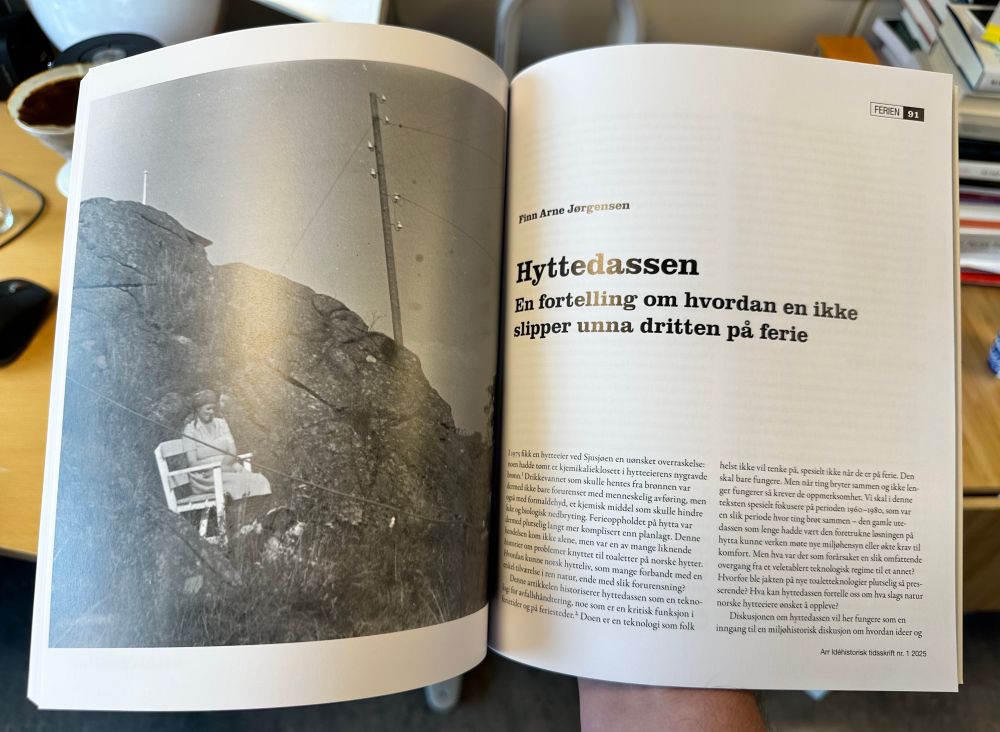 Open magazine, with article titled «Hyttedassen» (the cabin toilet)