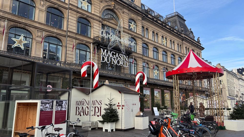 Caminando desde Kongens Nytorv hacia el consulado. La decoración navideña está a full por el centro. 