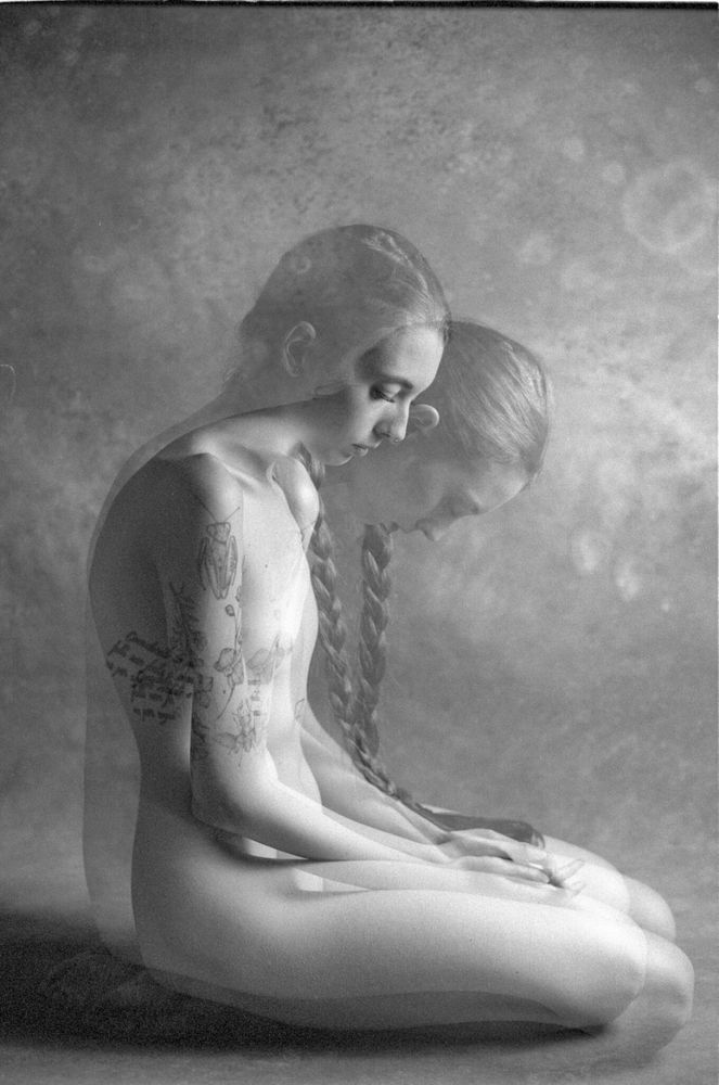 Analoge Doppelbelichtung. Porträt einer sitzenden Frau. Nude Art.