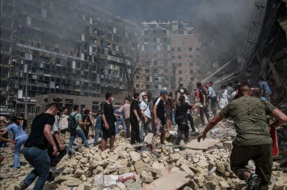 Okhmatdyt. Une frappe directe d’un missile russe sur le plus grand hôpital pour enfants en Ukraine. Des civils aident à déblayer les décombres, car il peut y avoir des gens sous les débris. Le 8 juillet 2024 (Photo de Kostiantyn Liberov et de Vlada Liberova).