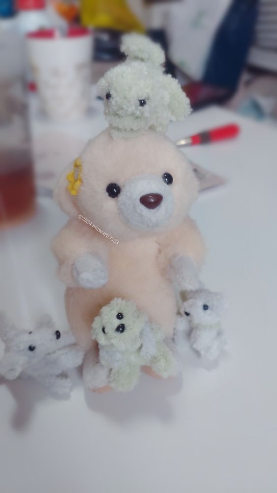 4匹のモールドールを引き連れるクマのぬいぐるみ