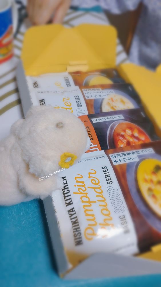こちらを背に、ギフト用スープセットを見るクマのぬいぐるみ