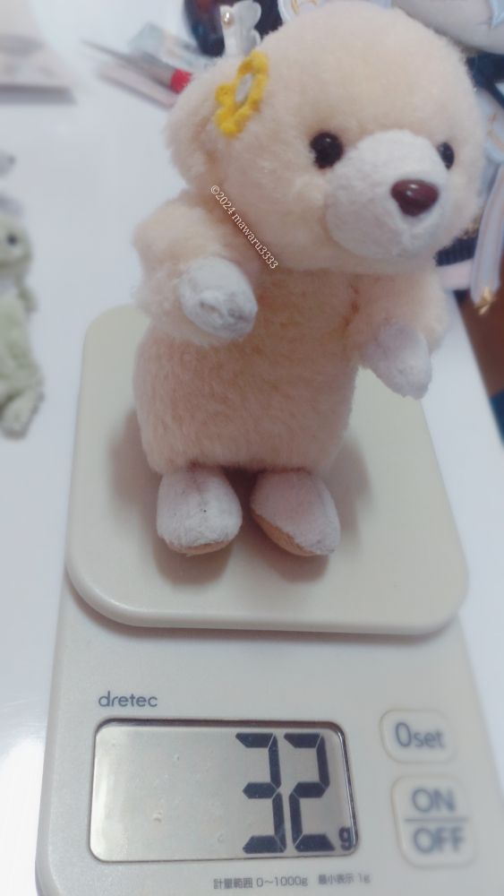 体重計に乗るクマのぬいぐるみ