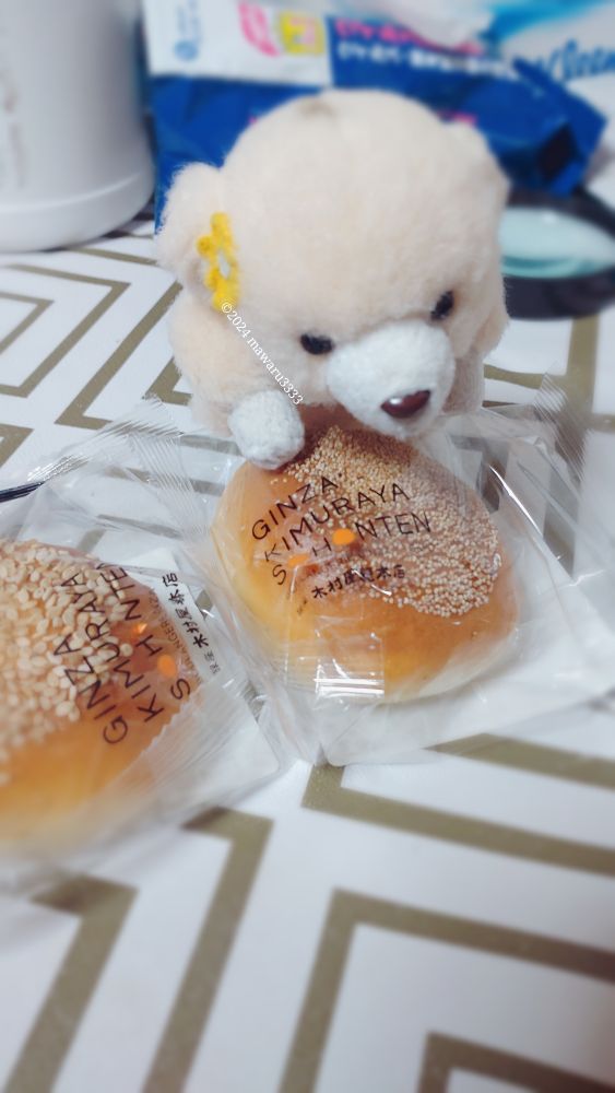 あんぱんに上半身のりかかるクマのぬいぐるみ