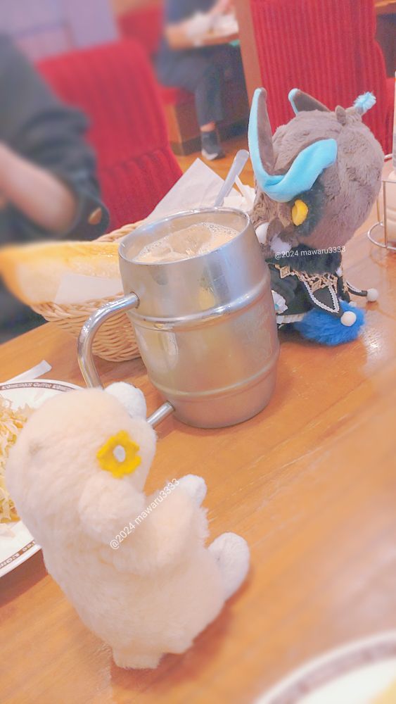 写真を撮られているぬいぐるみを見るクマのぬいぐるみ（若干右向き）
