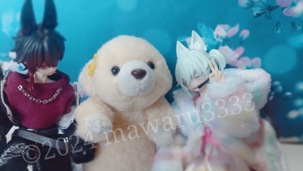 ケモミミドールのイケメン2人に囲まれるクマのぬいぐるみ
