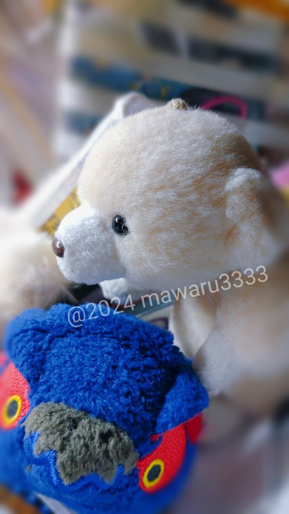 カプころん（ナルガクルガのデフォルメミニぬいぐるみ）から離れて横を向くクマのぬいぐるみ