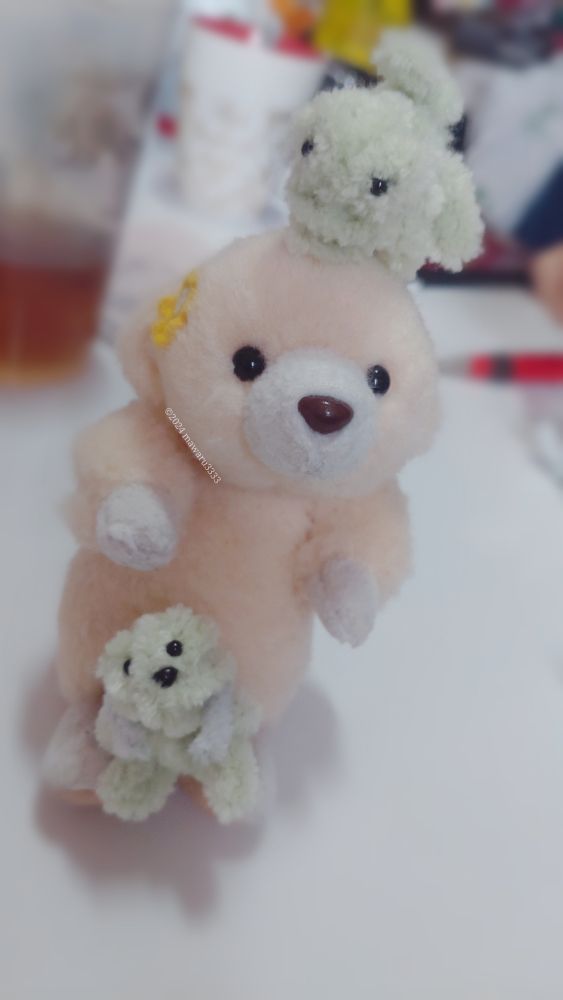 モールドールが上下に引っ付かれるクマのぬいぐるみ
