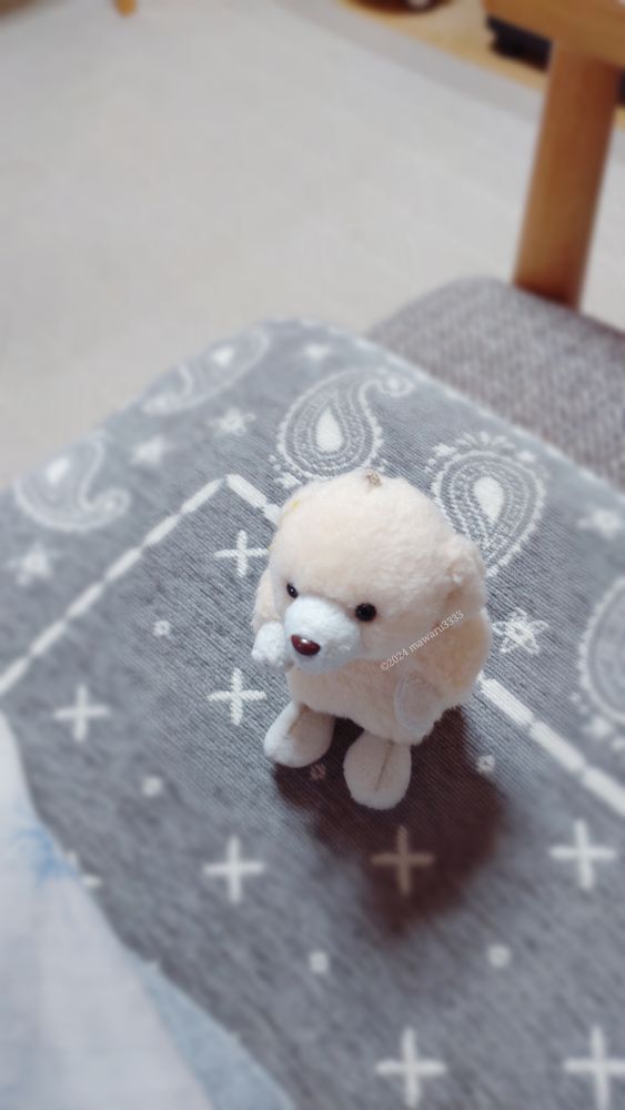 ソファーに座るクマのぬいぐるみ