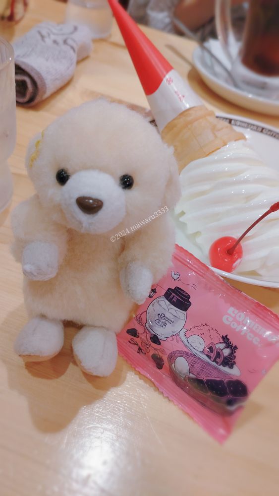 コメダ珈琲の豆菓子とソフトクリームと写るクマのぬいぐるみ