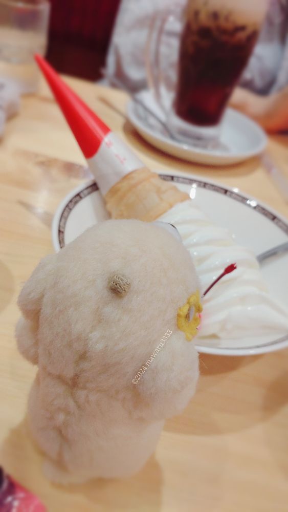 ソフトクリームを見るクマのぬいぐるみ（後ろ姿）