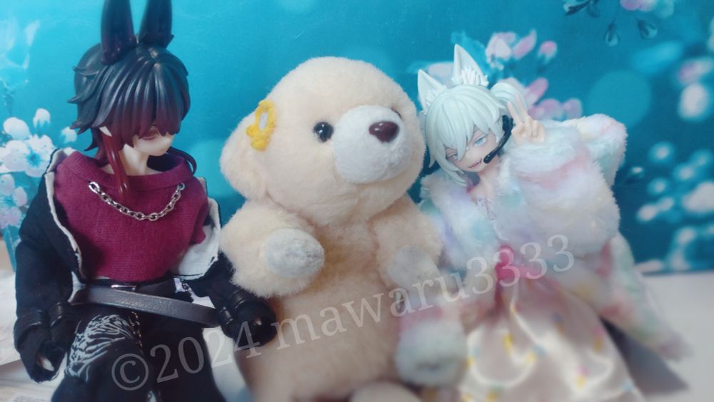 友人のケモミミドールのイケメン2人に囲まれるクマのぬいぐるみ