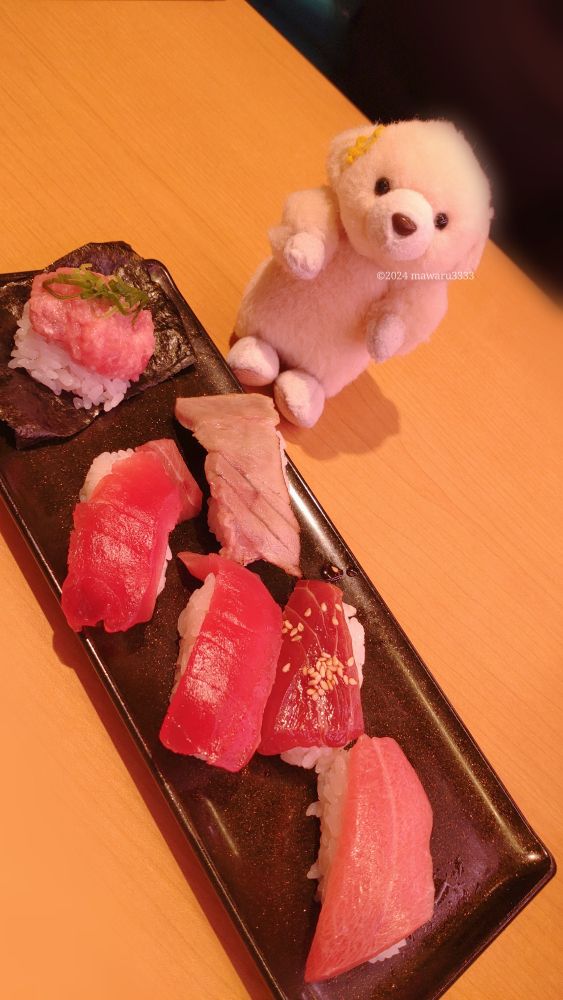 マグロのお寿司達とクマのぬいぐるみ