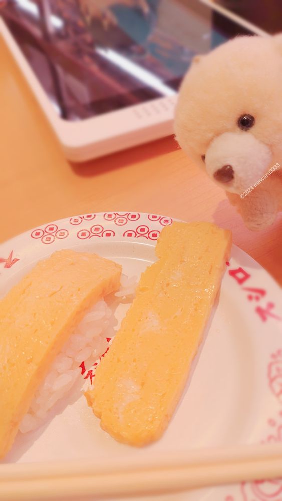 たまご（寿司）を見るクマのぬいぐるみ