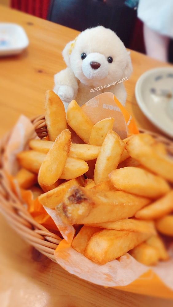 フライドポテトとドヤ顔で映るクマのぬいぐるみ