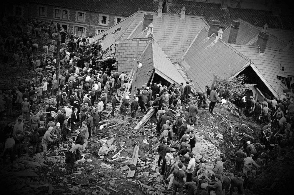 Villagers and coal miners working together to rescue those trapped by the landslide in Pantglass primary school