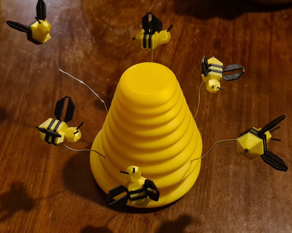 3D Druck: Bienen schwirren um einen Bienenstock