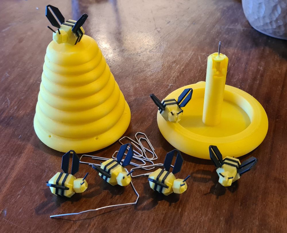 Einzelteile aus dem 3D Druck: Bienen mit Bienenstock und Bastelmaterialien