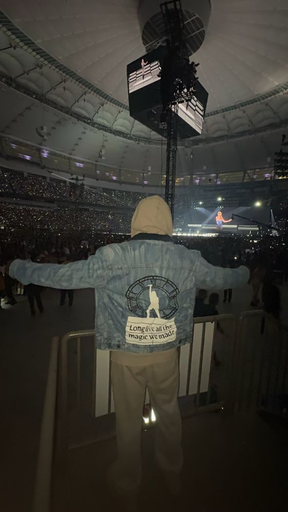Flavor flav wearing a jacket at the eras tour that says LONG LIVE ALL THE MAGIC WE MADE

Jacket by: trytrytry.co