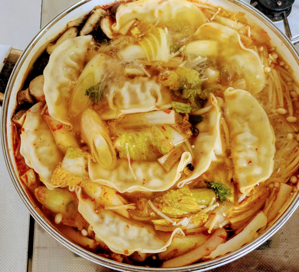 鶏ガラ＋シャンタン＋豆板醤のピリ辛餃子鍋。