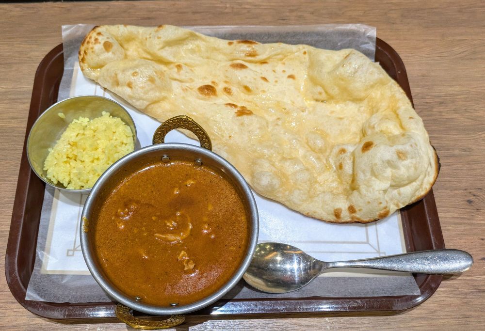 ムンバイのブラックペッパーチキンカレーとナンとミニライスのセット