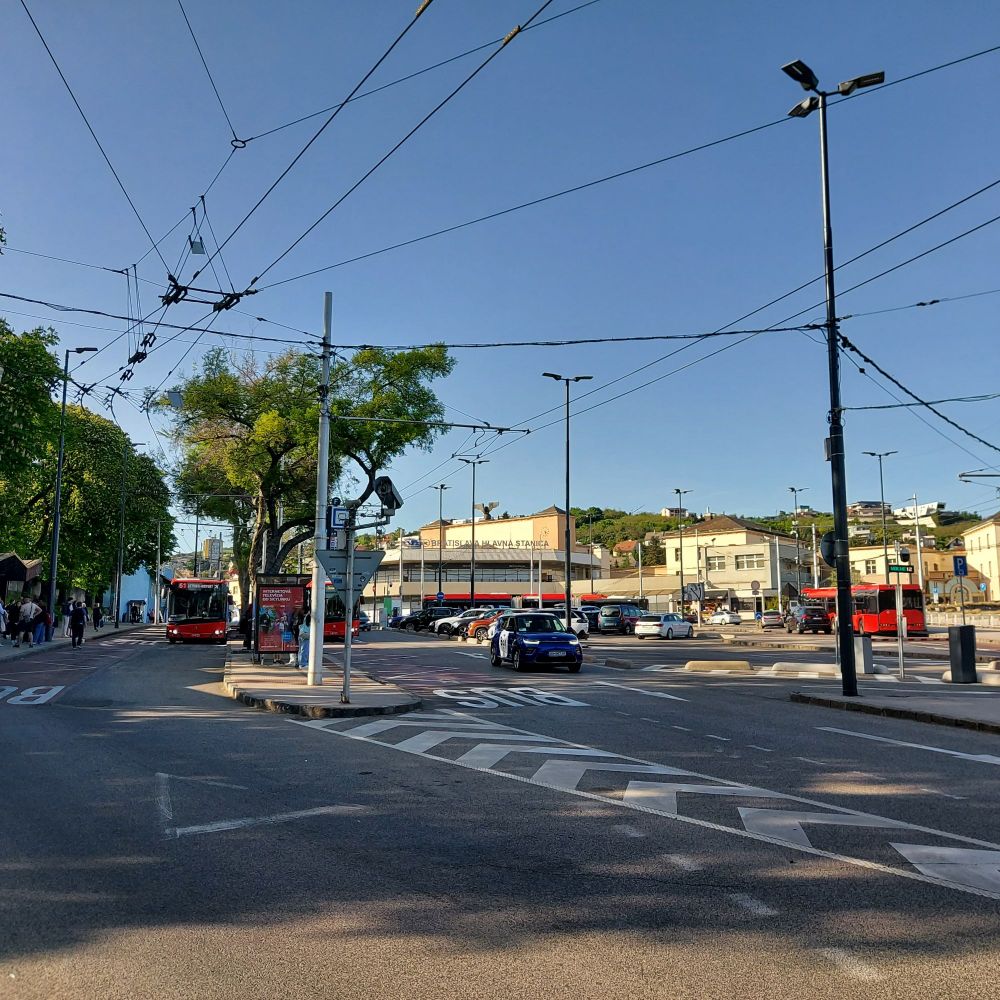 Bratislava Hlavna Stanica
Mitten in der Stadt und doch im Grünen.
Blick auf den Hauptteil des Bahnhofs