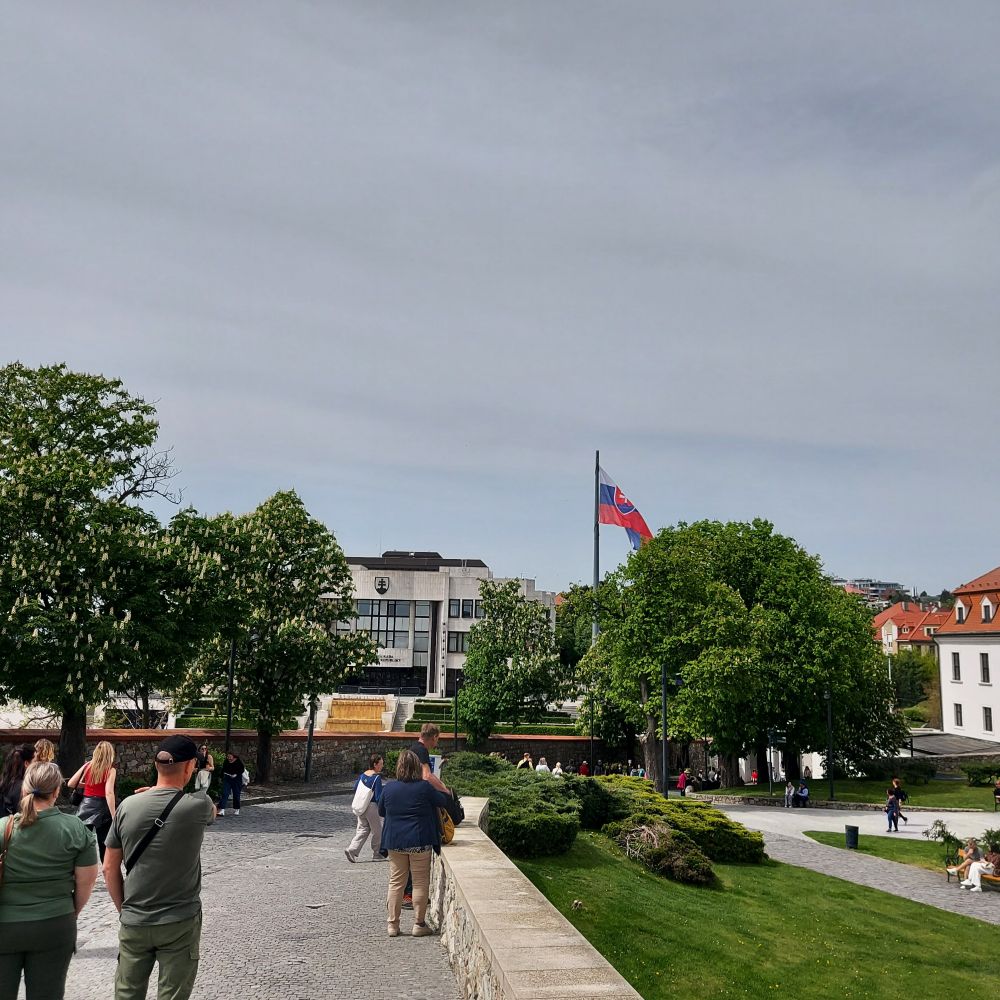 Überall ist Platz unter Bäumen. Hier der Weg bon der Burg Hrad zum Nationalrat.