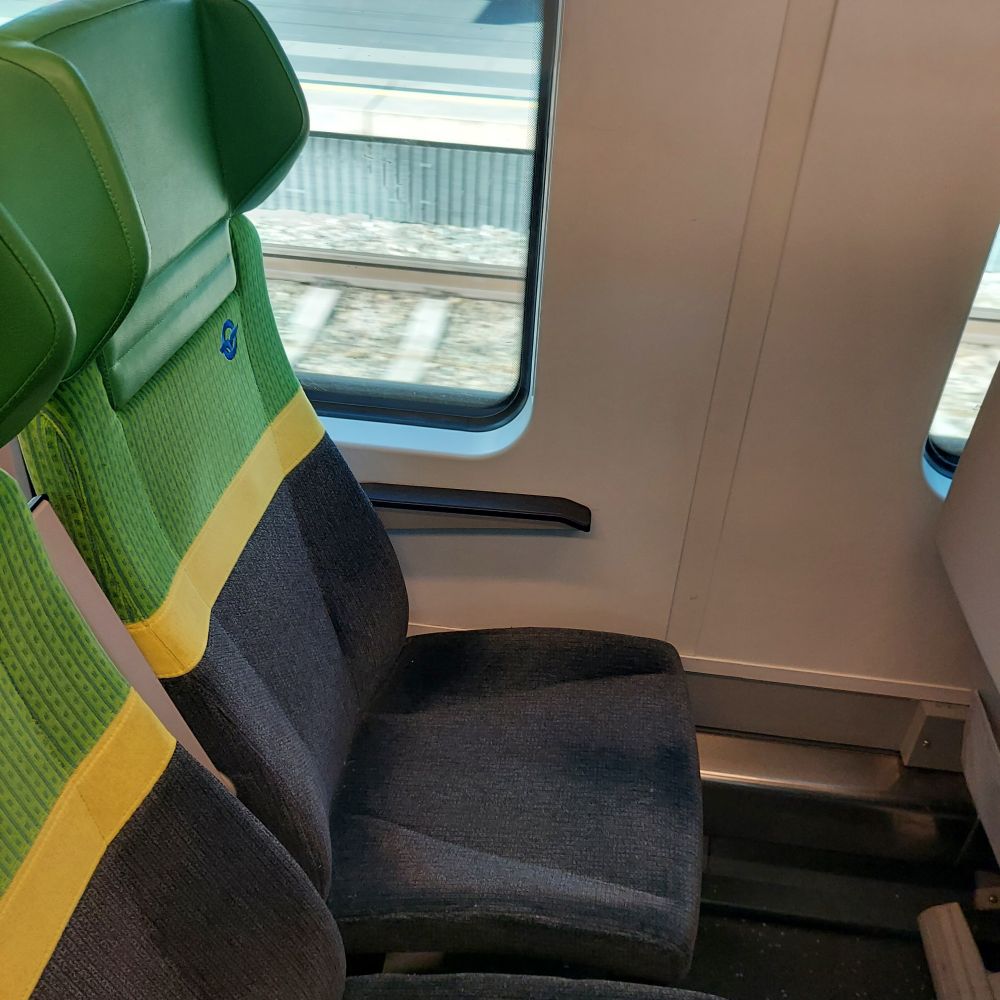 Ein angenehm gepolsterter Stoffsitz im slowakischen Regionalzug. Bequemer als die im ICE.

Es gibt Steckdosen und WLan. Selbstverständlich. 