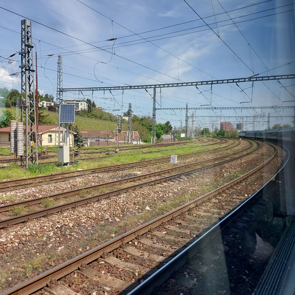 Fenster aufmachen ist nicht möglich. Aber hier ein schönes Kurvenfoto. :D