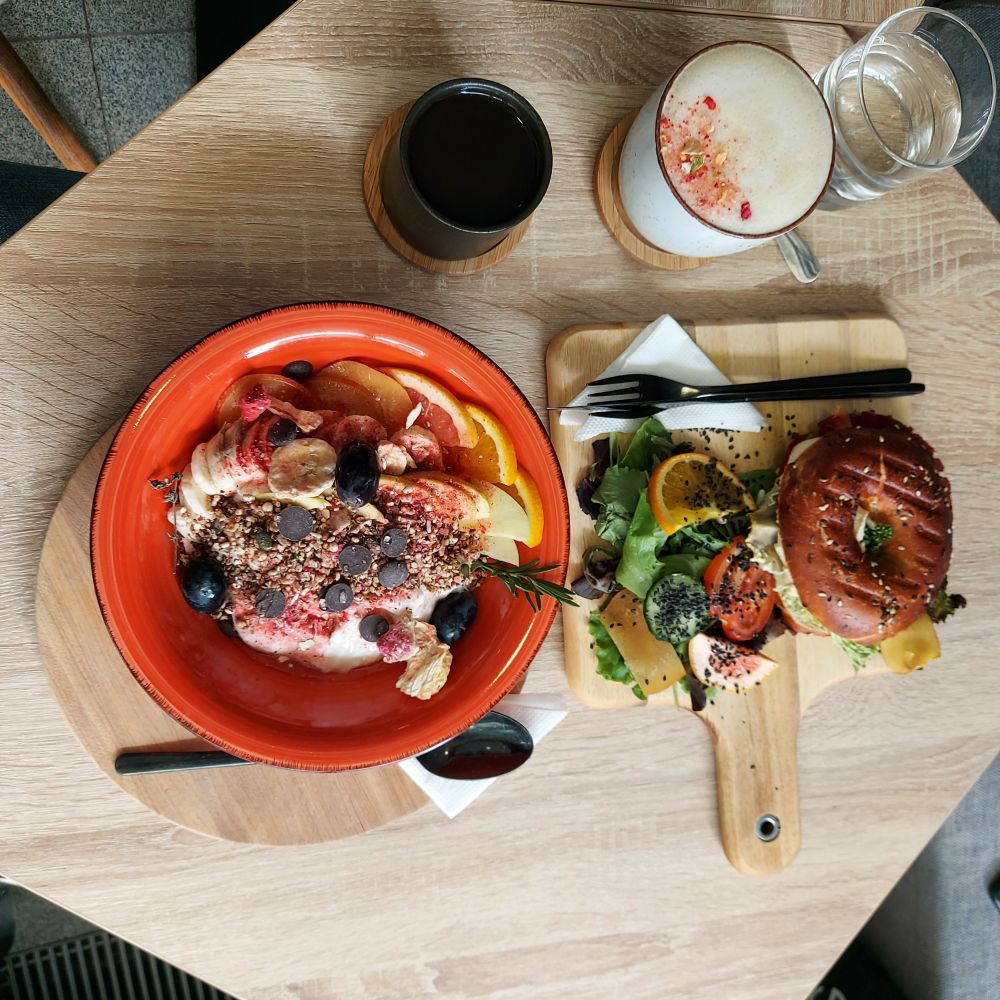 Veganer Yoghurt mit Früchten und Topping (und Schokolade)

Daneben ein veganer Bagel mit veganem Ei und Speck.