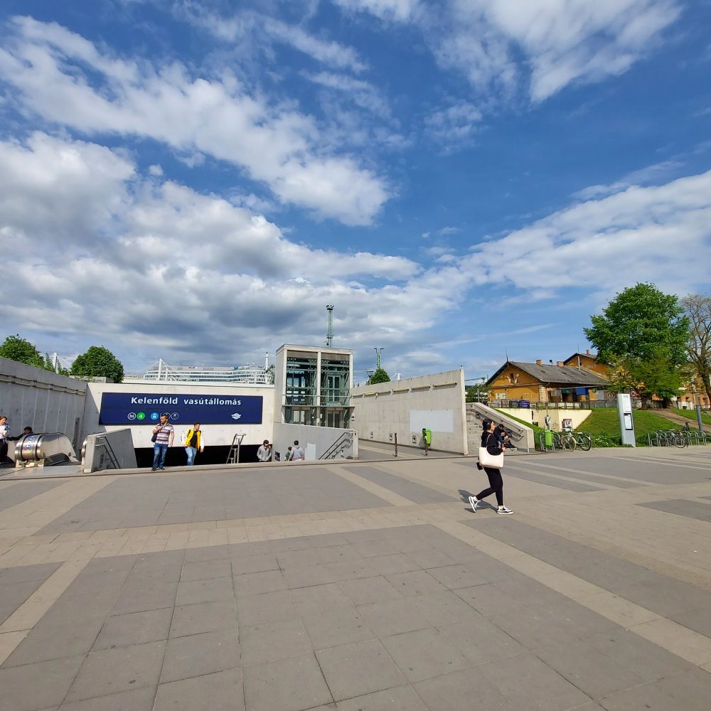 Rechts steht noch das alte Bahnhofsgebäude, links der Eingang zum neuen (unterirdischen) Bahnhofstunnel, von dem man auf die Gleise kommt.