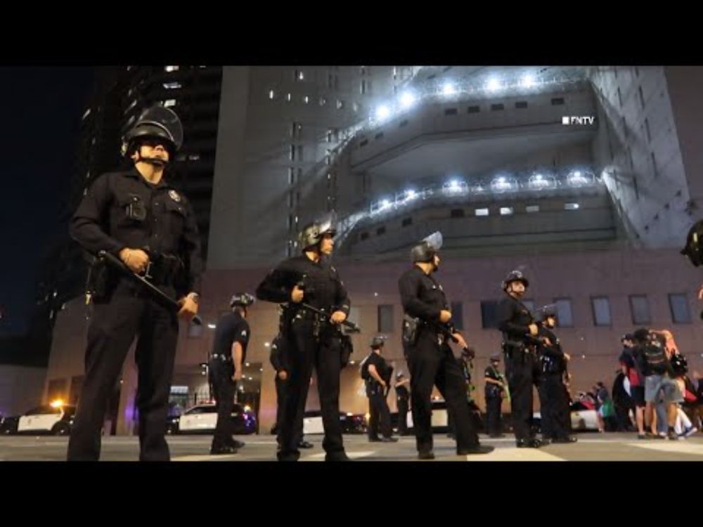 LAPD & DHS Clash w/ Anti ICE Protesters Outside Federal Building - LOS ANGELES 