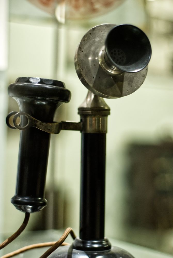Ein sehr altes Telefon, das nur auch dem Mikrofon und dem Hörer besteht im Museum.