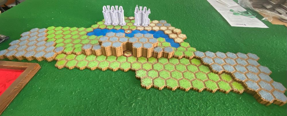 A picture of the heroscape map “Table Of The Giants” but the old walls are replaced by 3D prints of the Vanguard Edition Laur Walls