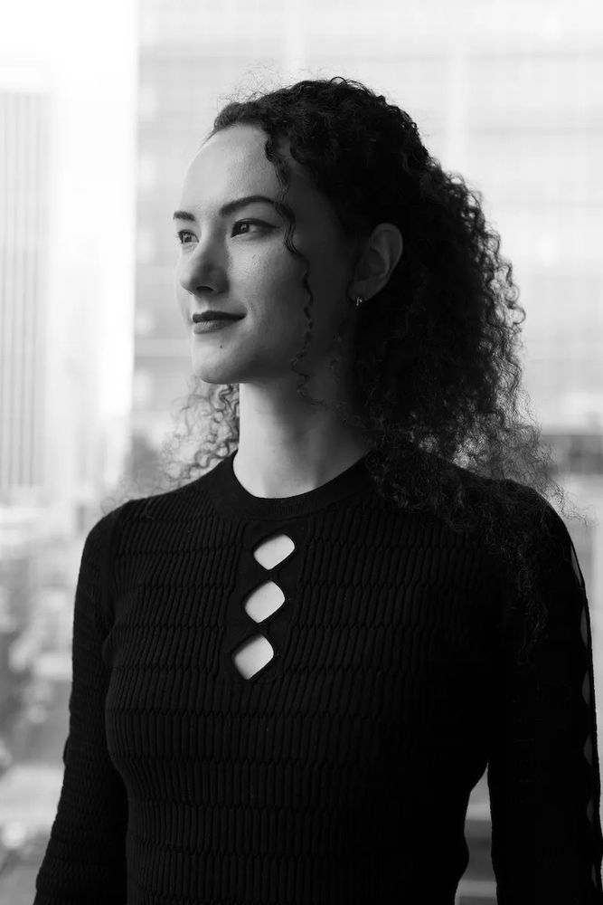 Una foto de Jay Graber en blanco y negro posando para una entrevista en Wired. Es lístisima y es guapísima. Y además quiere una red libre y justa. Si tú me dices veeen, lo dejo toooodooo... 