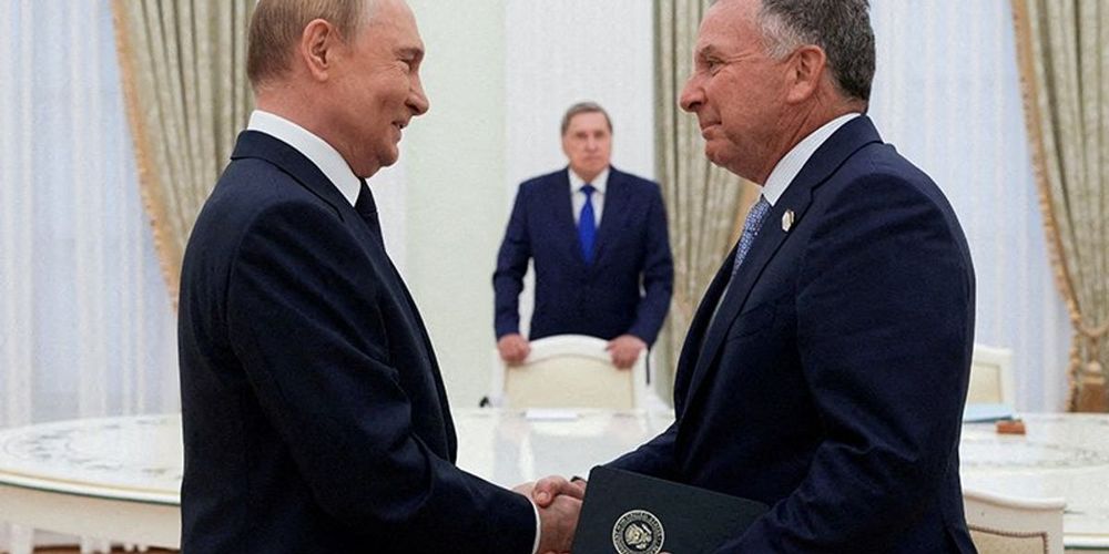 Russian President Vladimir Putin sent a sinister message to a CIA official as President Donald Trump's negotiating envoy disbanded after negotiations for a ceasefire between Russia and Ukraine. The ceasefire isn't likely to move forward as Putin continues to demand that Ukraine hand over territory, ...