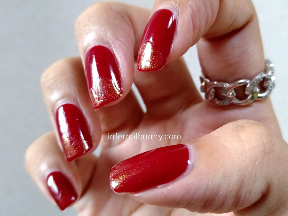 赤ネイルの先端に重ね塗りした着画。